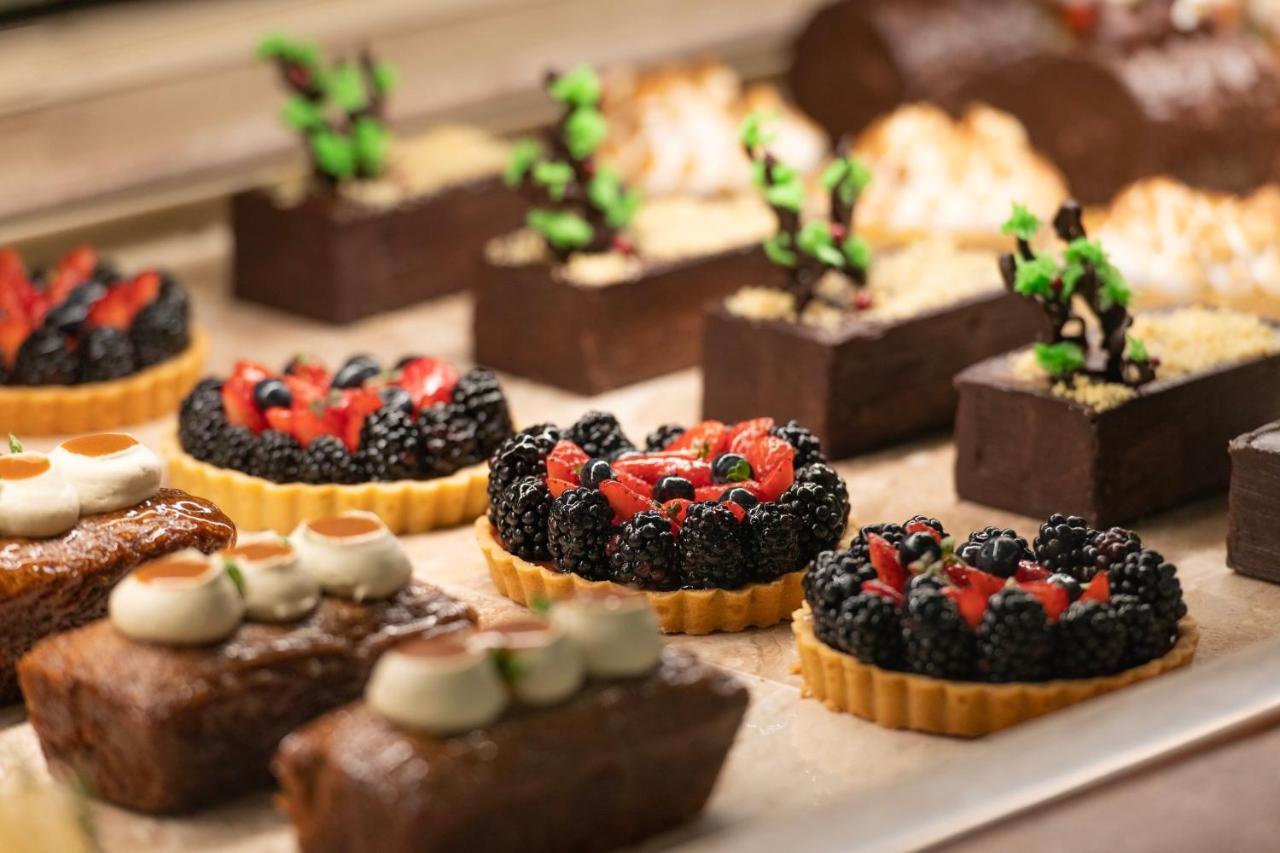 Abesq Doha Hotel And Residences, An Ihg Hotel 외부 사진 A selection of petits fours