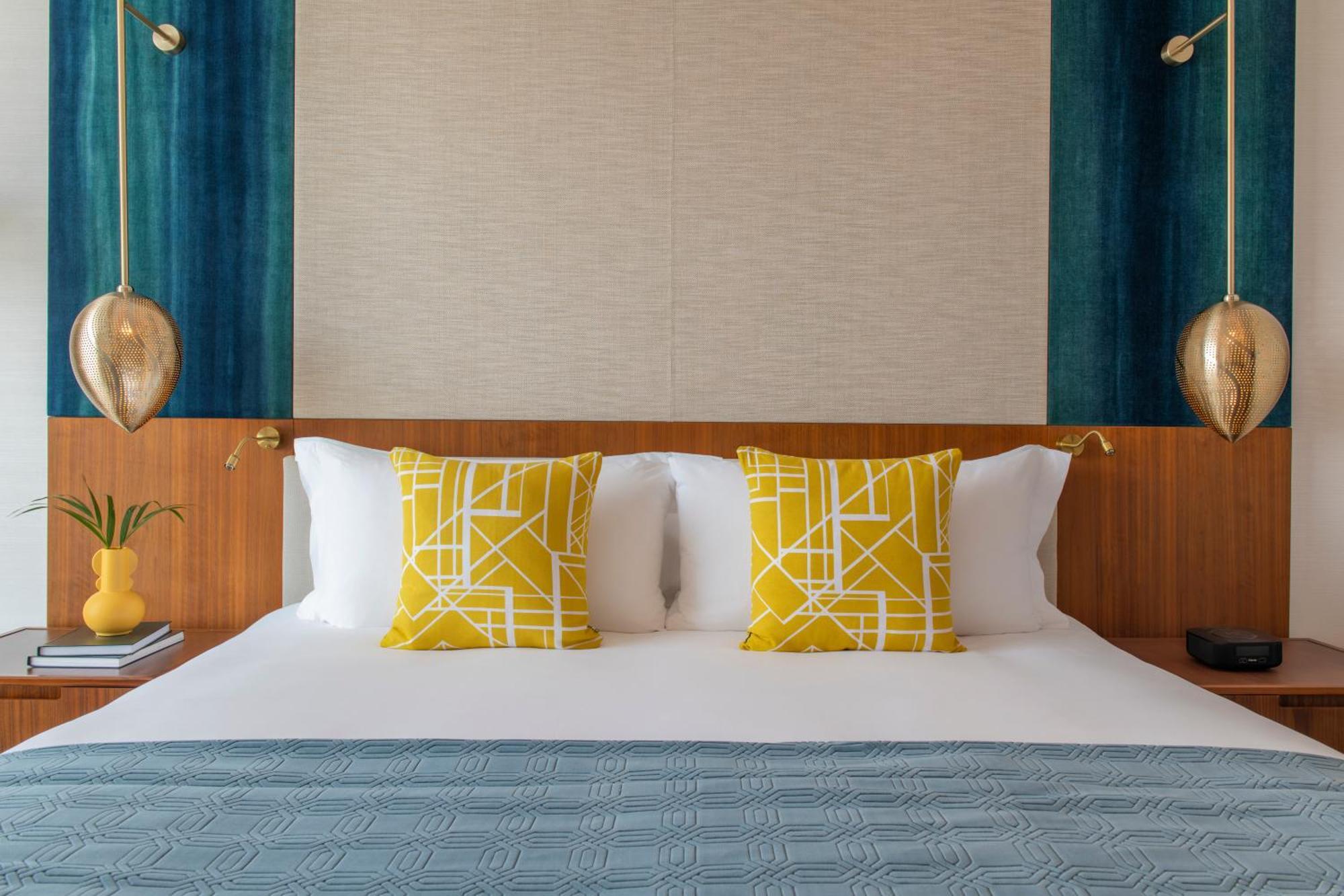 Abesq Doha Hotel And Residences, An Ihg Hotel 외부 사진 A bed with cushions