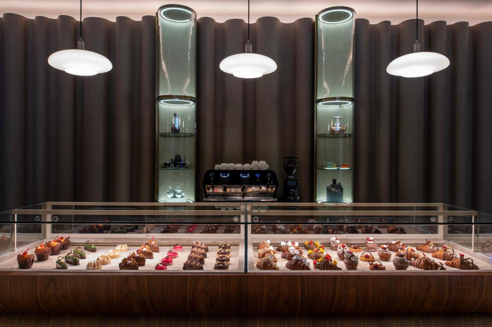 Abesq Doha Hotel And Residences, An Ihg Hotel 외부 사진 The interior of the café