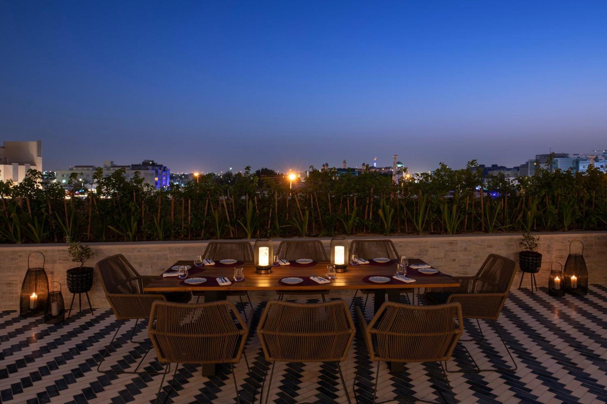 Abesq Doha Hotel And Residences, An Ihg Hotel 외부 사진 Rooftop dining at the Taj Mahal Palace