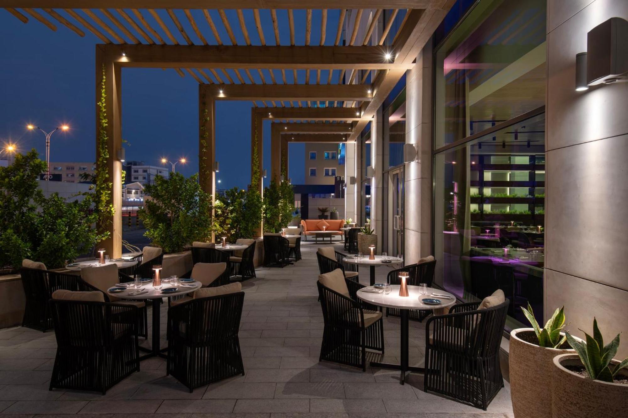 Abesq Doha Hotel And Residences, An Ihg Hotel 외부 사진 The Terrace